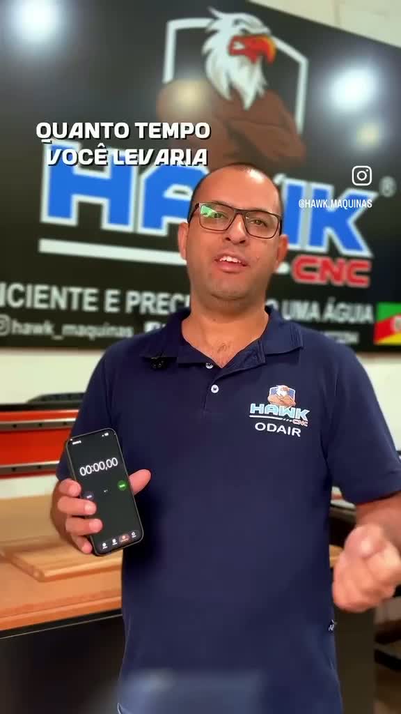 Odair explica a operação da máquina
