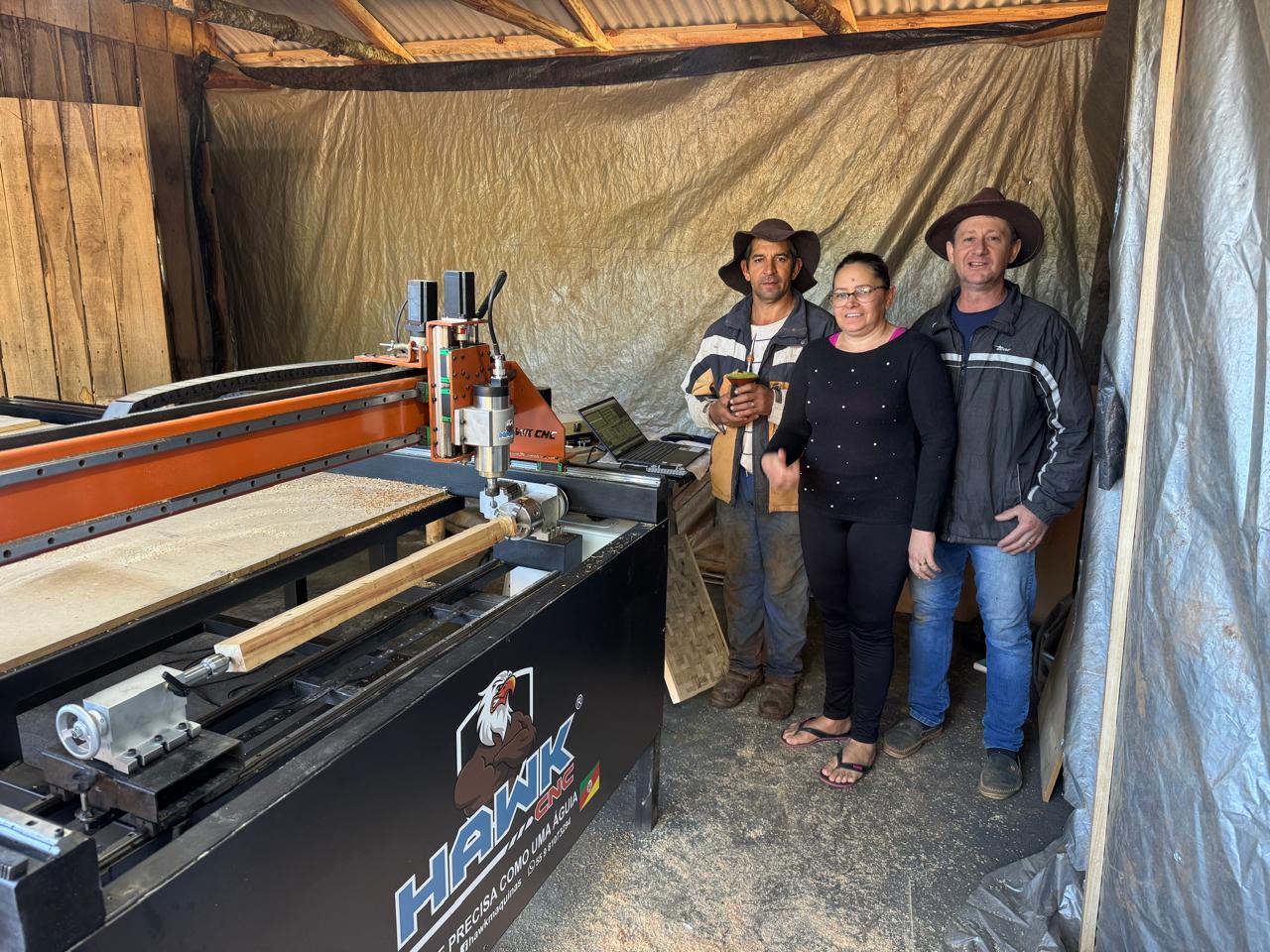 Clientes com sua Router CNC Hawk em marcenaria
