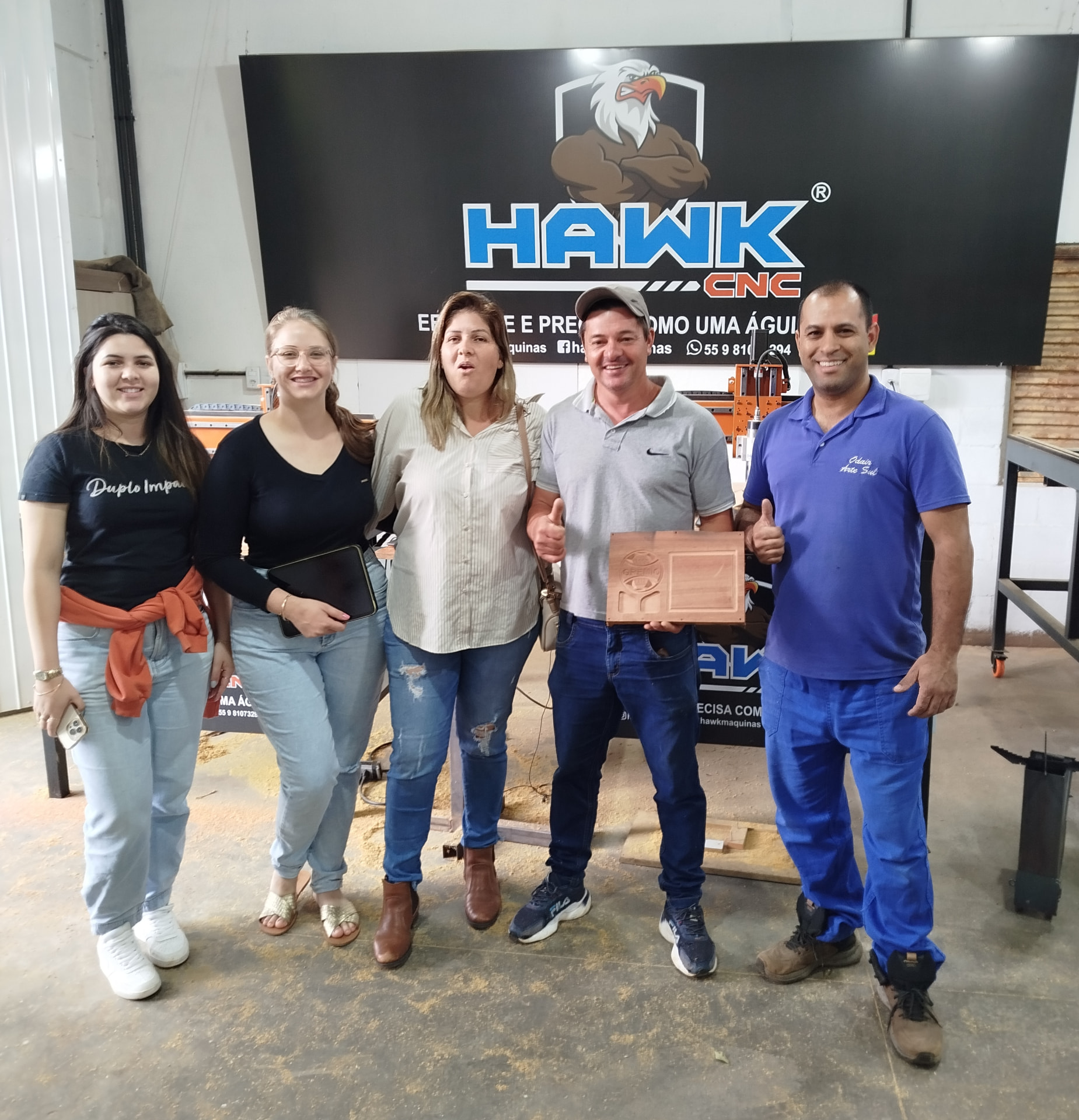 Família recebendo sua Router CNC Hawk