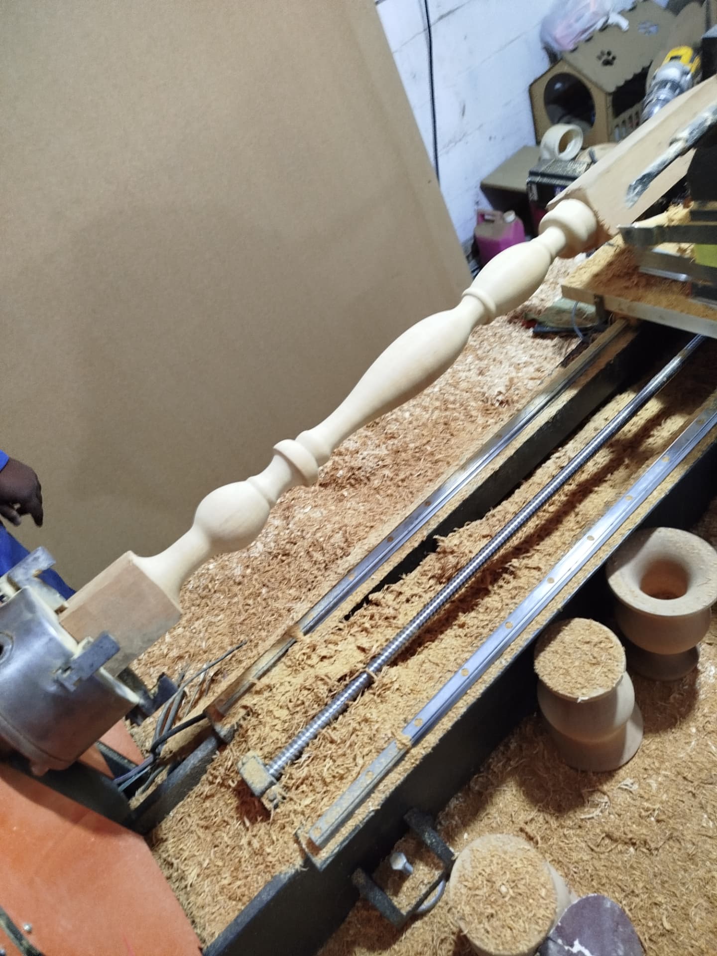 Coluna torneada em madeira produzida no torno CNC Hawk