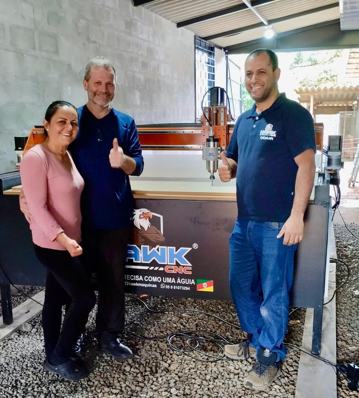 Família recebendo sua máquina Hawk CNC