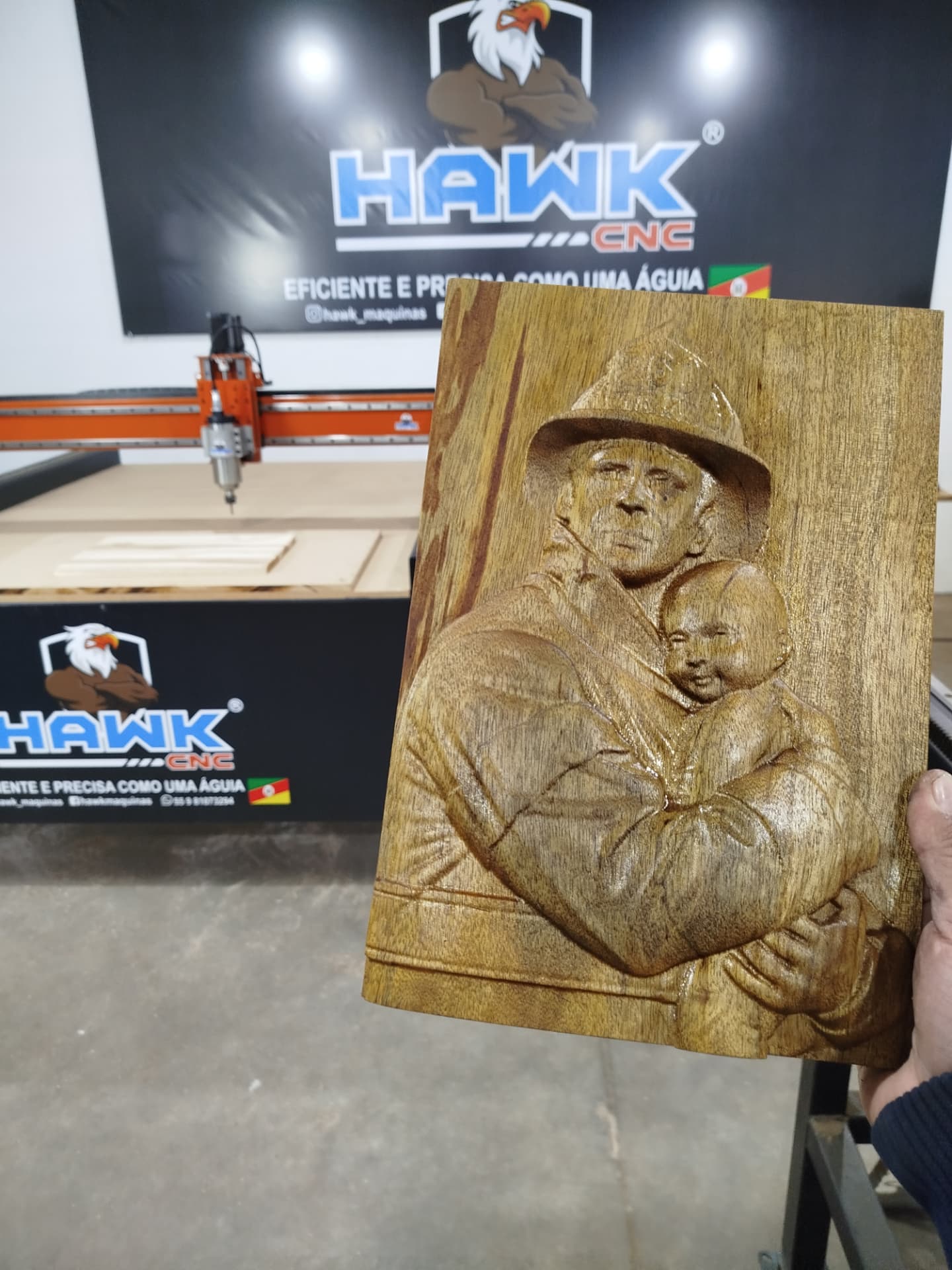 Retrato em relevo de madeira usinado na CNC Hawk