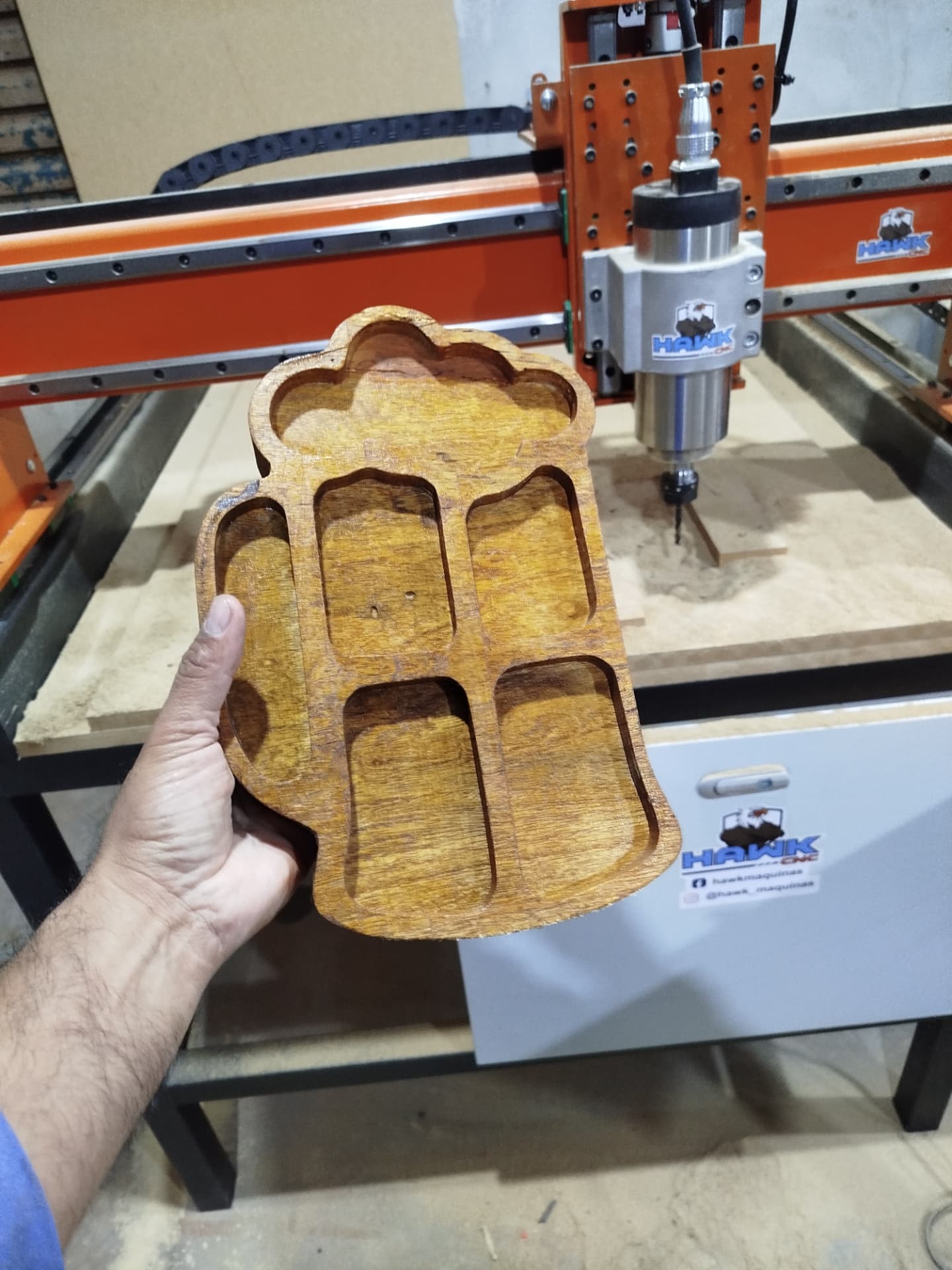 Tábua de cerveja em formato de caneca usinada na CNC Hawk