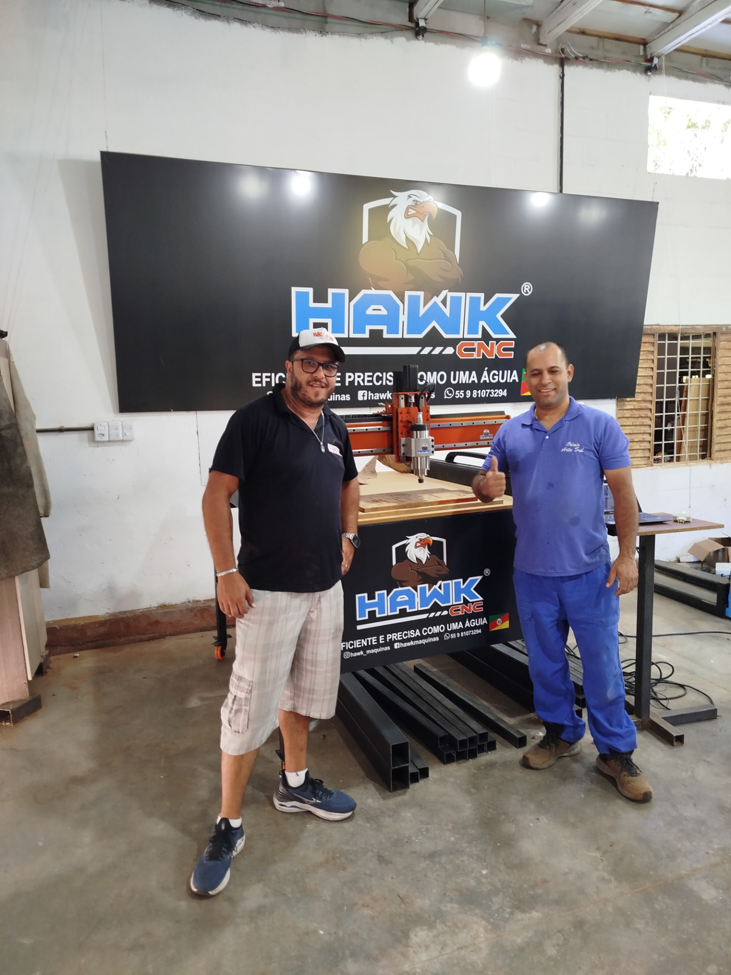 Clientes com sua máquina Hawk CNC na fábrica