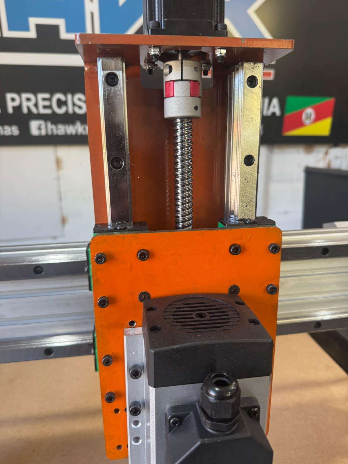 Router CNC Hawk 1000 x 1500 — foto 5 (área útil 1000 x 1500 x 150 mm, spindle 1 ou 3 cv com inversor)
