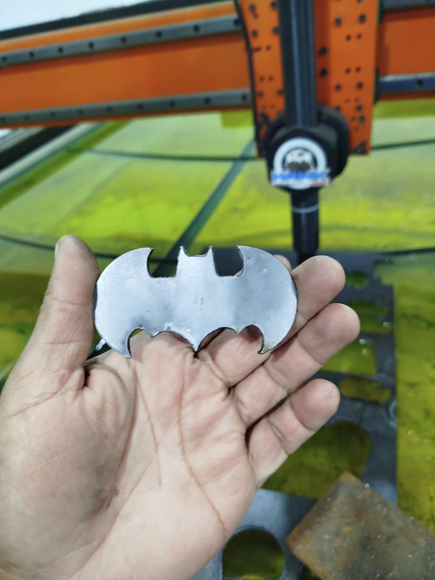 Peça de aço recortada na mesa Plasma CNC Hawk