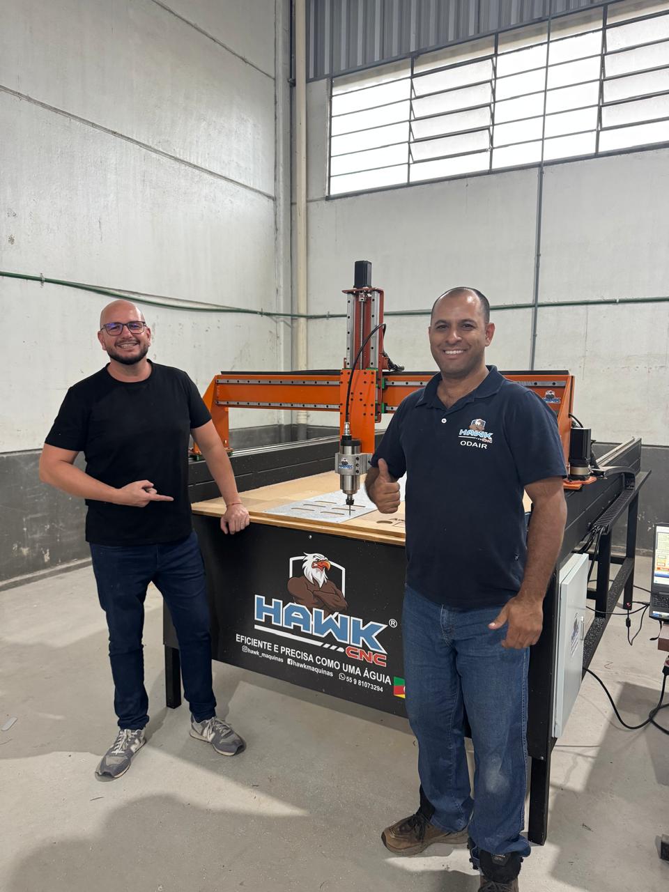 Cliente recebendo sua Router CNC Hawk na fábrica