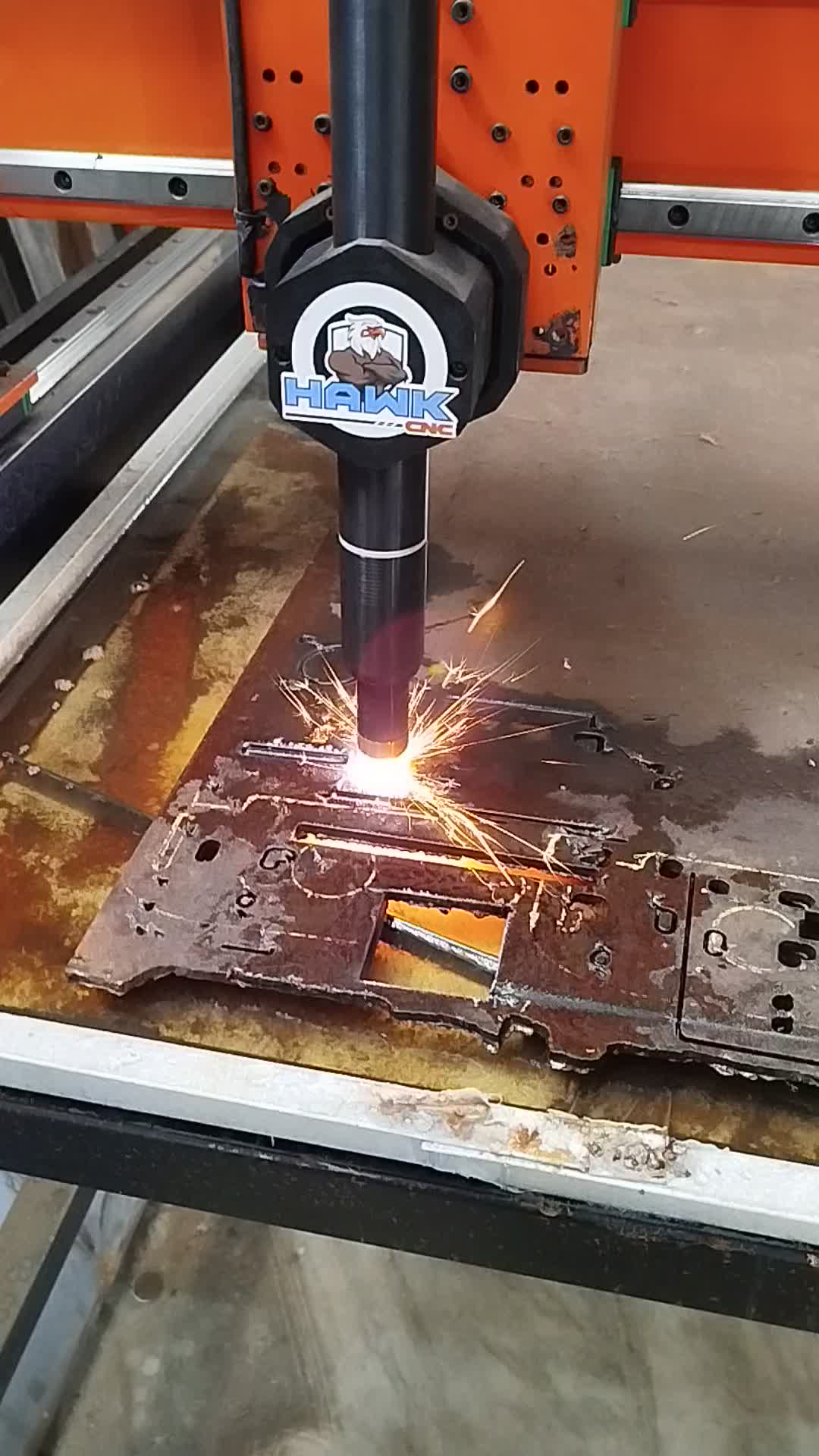 Mesa Plasma CNC cortando chapa de aço