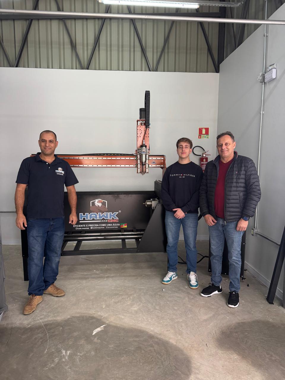 Cliente recebendo CNC Hawk com 4º eixo