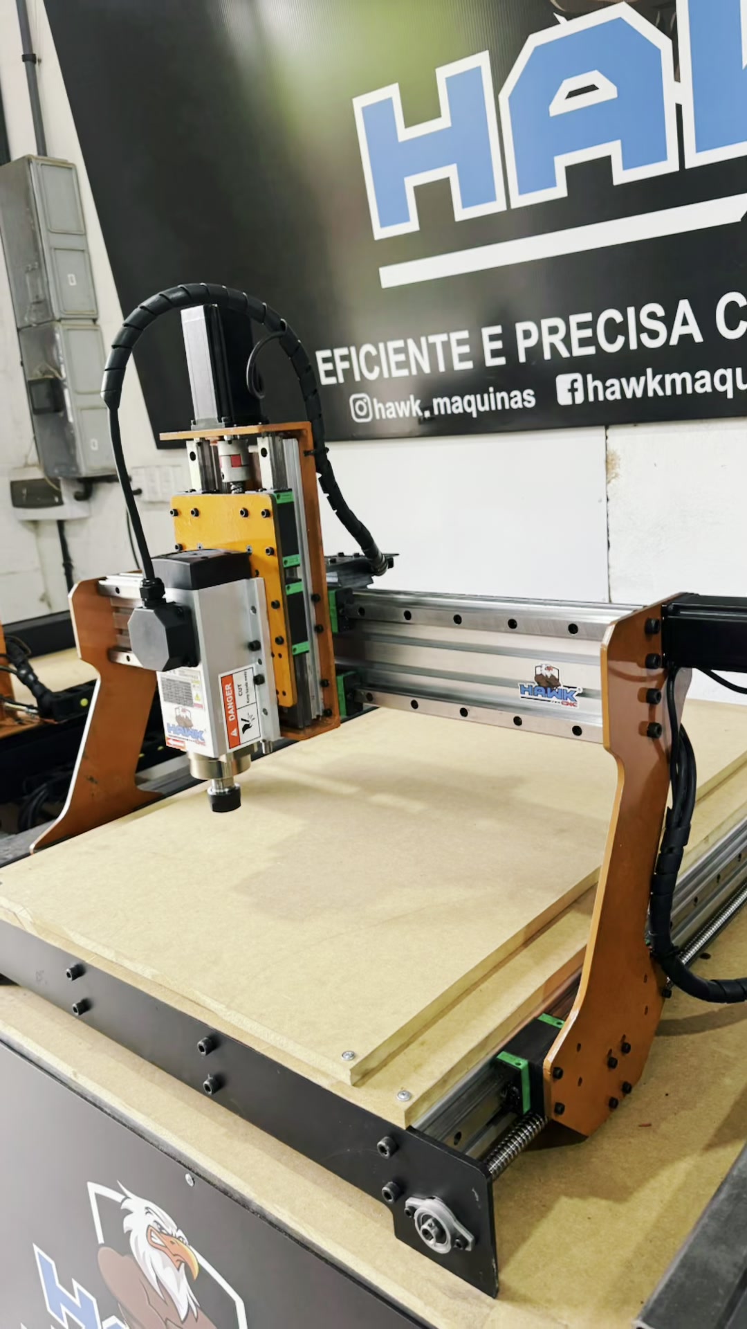 Router CNC Hawk 600 x 800 — foto 7 (área útil 600 x 800 x 150 mm, spindle 1 ou 3 cv com inversor)