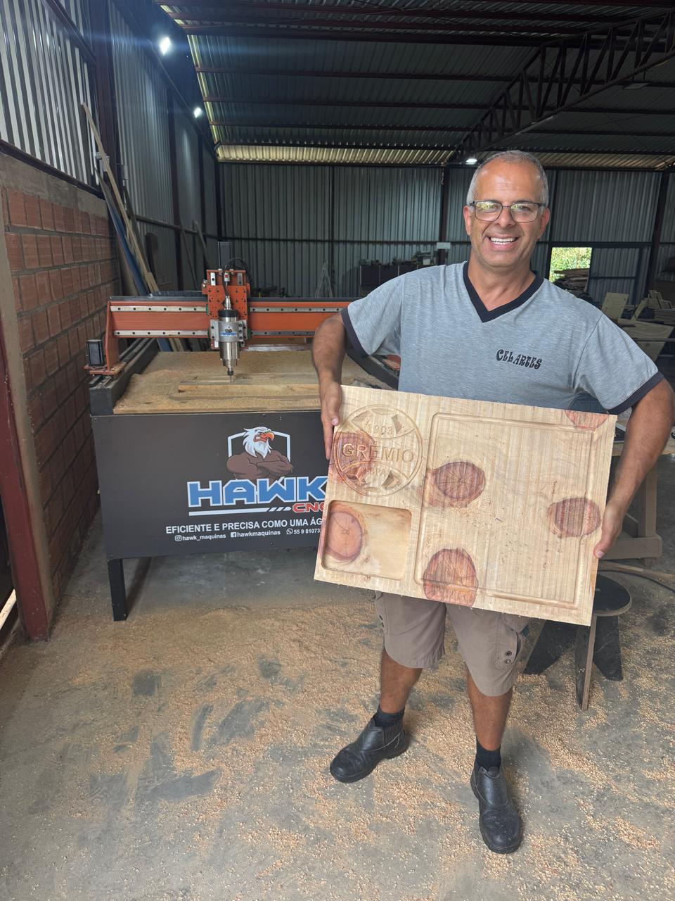Cliente recebendo sua máquina Hawk CNC na fábrica
