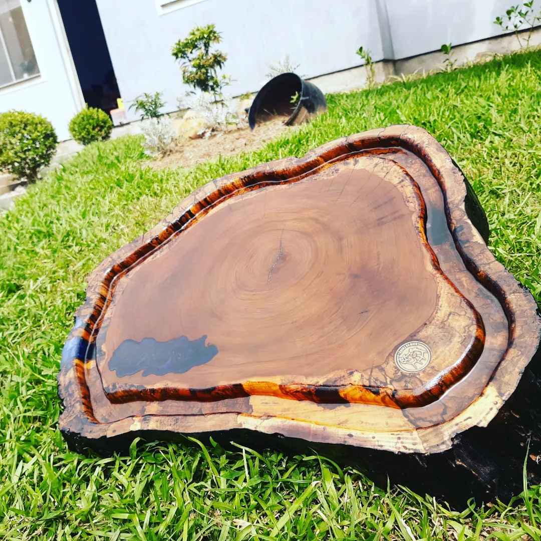 Tábua rústica de madeira com resina usinada na CNC Hawk