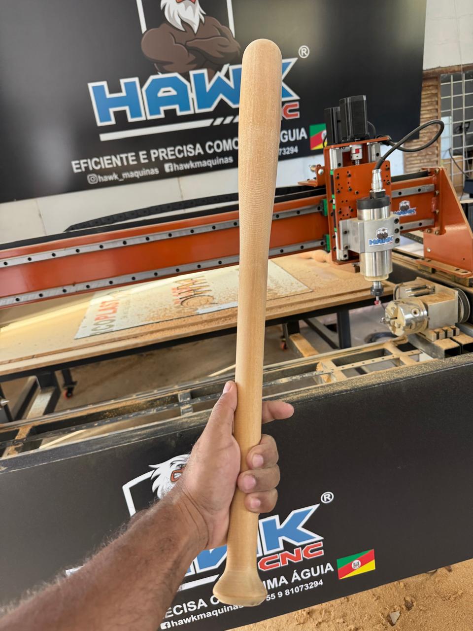 Taco de beisebol torneado em madeira na CNC Hawk