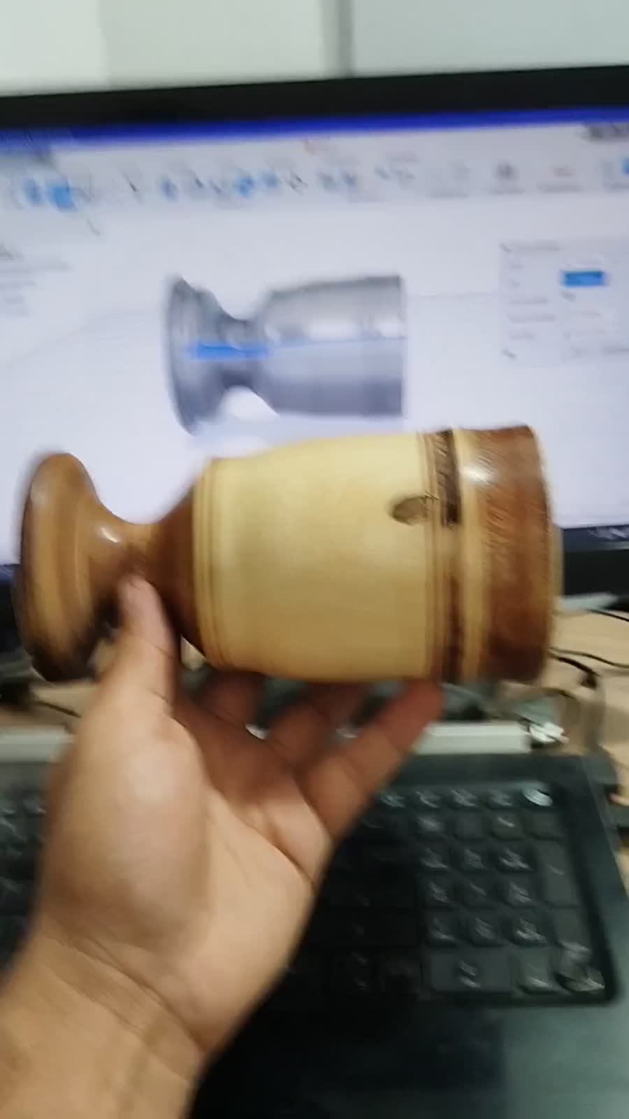 Torno CNC em produção contínua